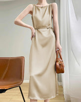 Robe en soie sans manches cintrée